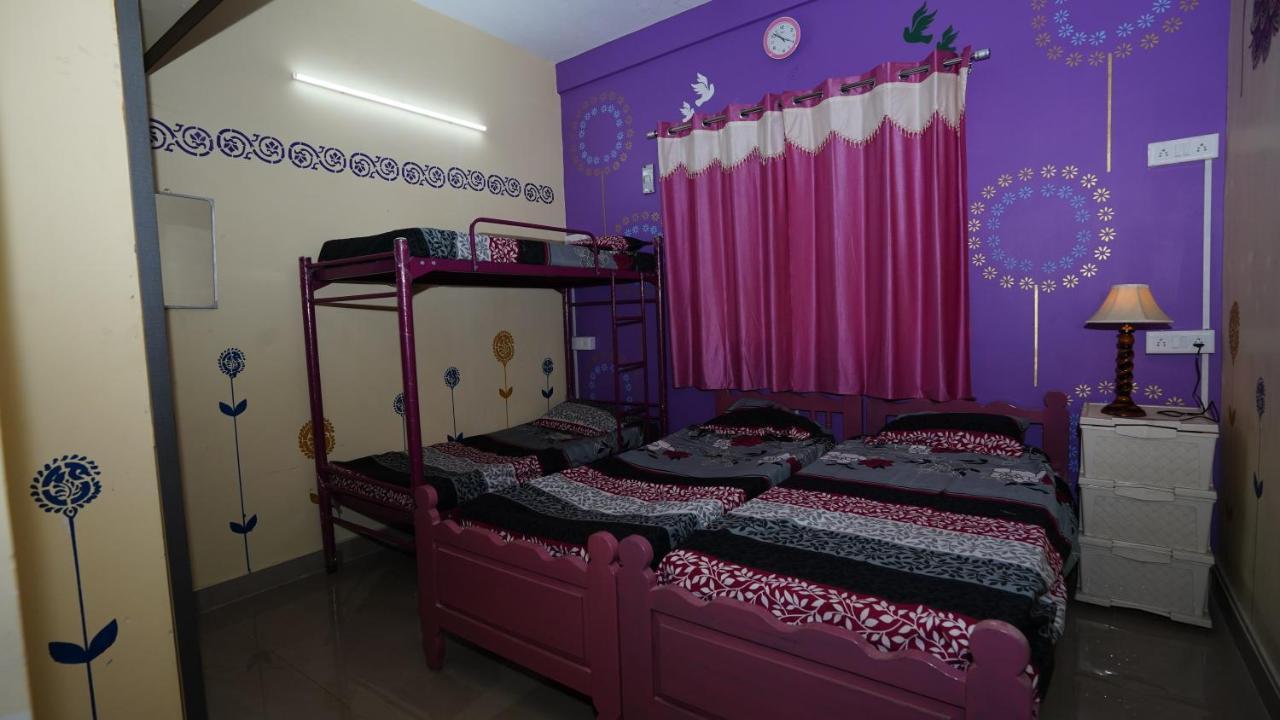 Хостел Easvari Grand Pg For Women - Female Only Ченнаи Экстерьер фото