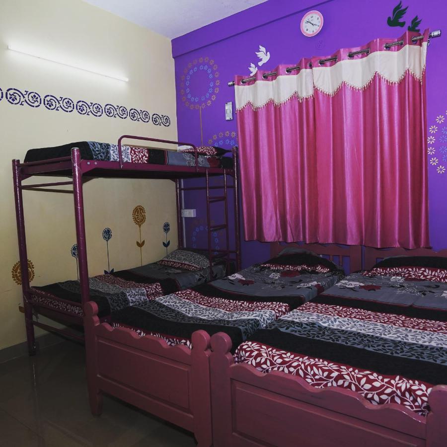 Хостел Easvari Grand Pg For Women - Female Only Ченнаи Экстерьер фото